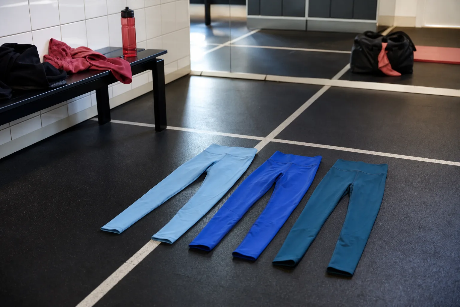 Tre blå tights i olika nyanser på golv