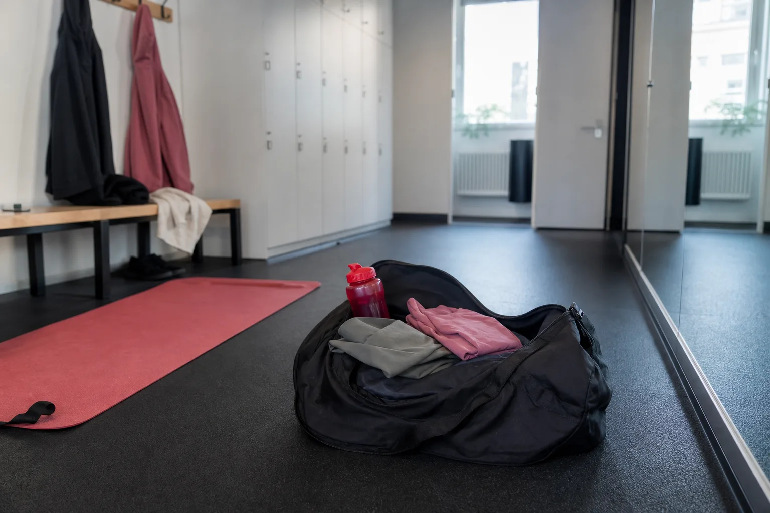 Öppen träningsväska med kläder inför gympass