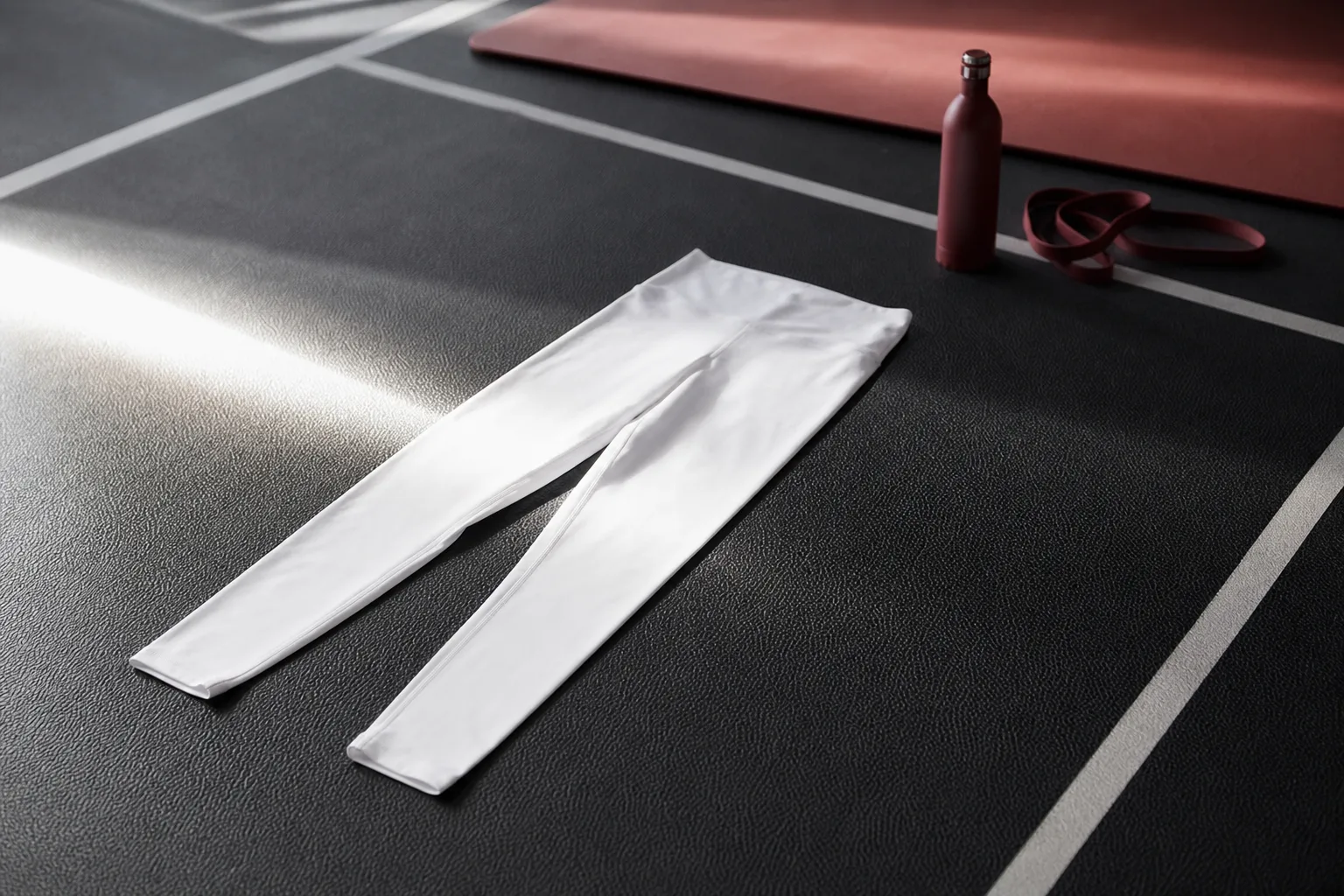 Vita tights på mörk träningsmatta