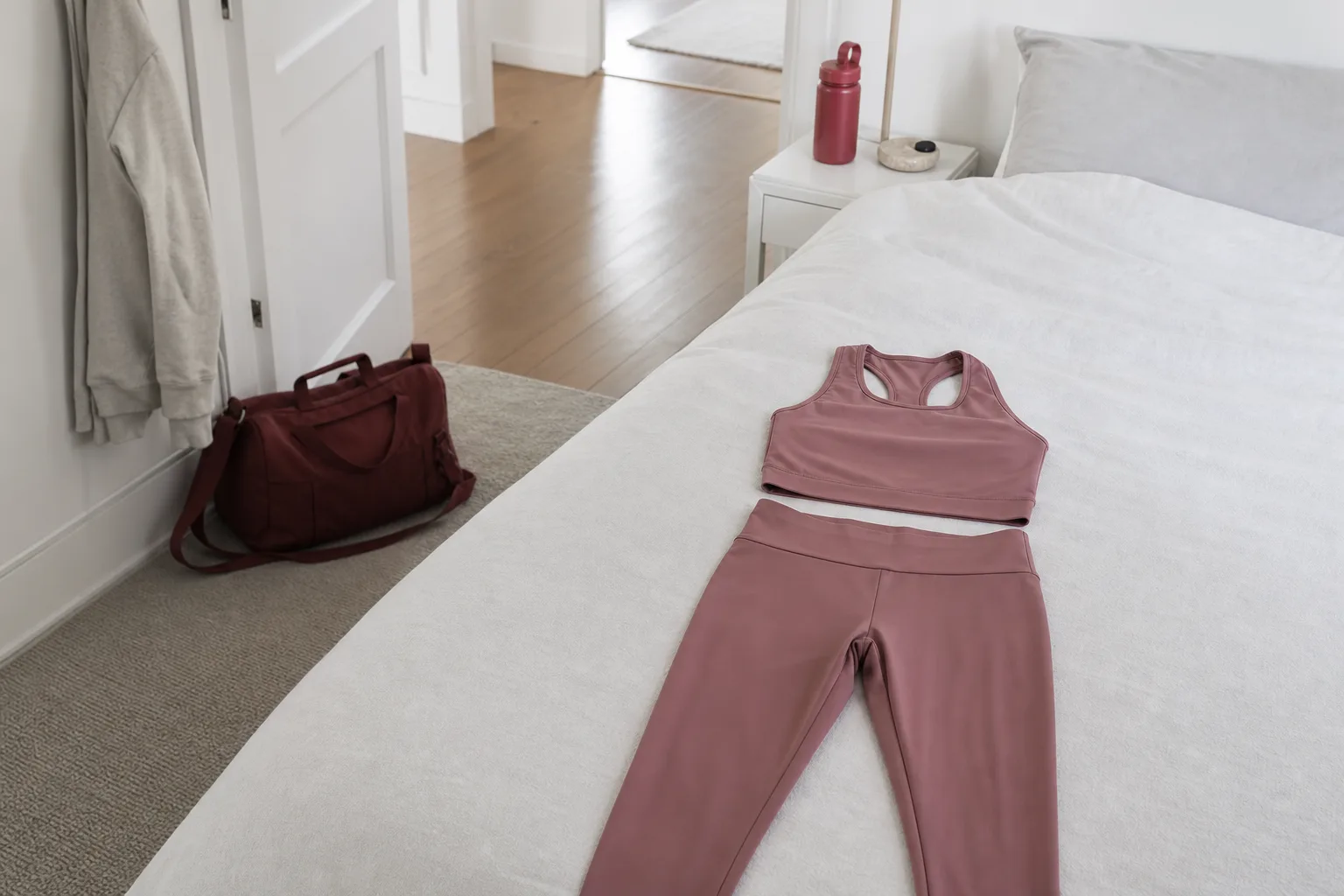 Matchande topp och tights framlagda på säng