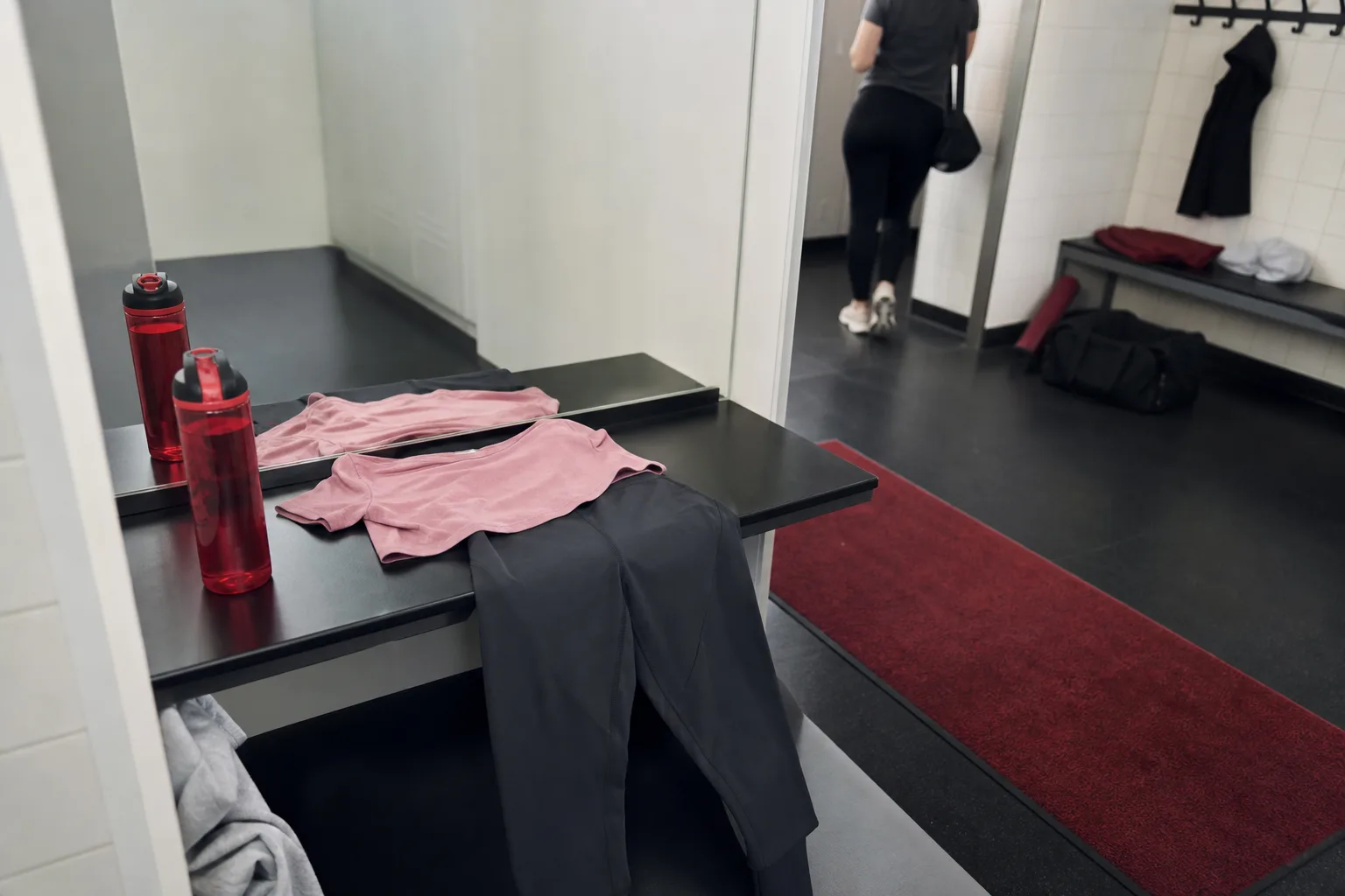 Kort t-tröja och högmidjade tights på bänk