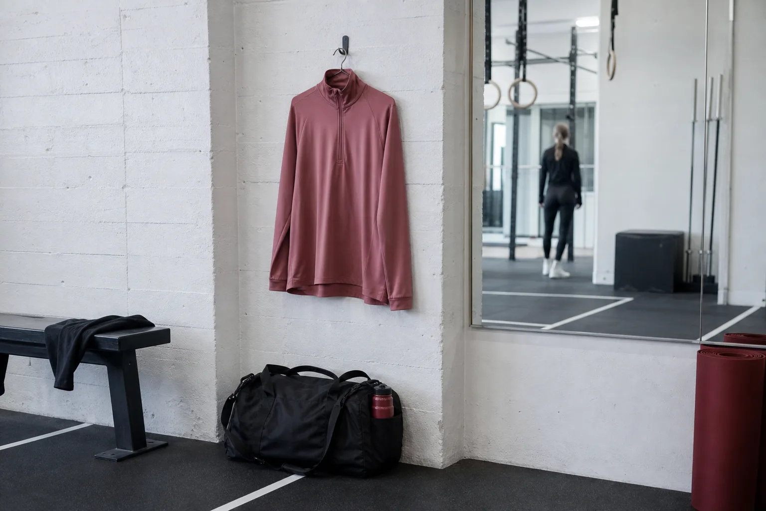 Träningstopp med krage i gymnastikhall