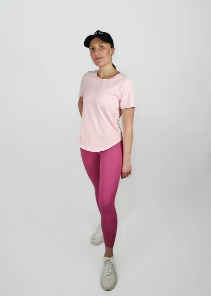 MISS ON ROUNDED T-shirt i ljus rosa